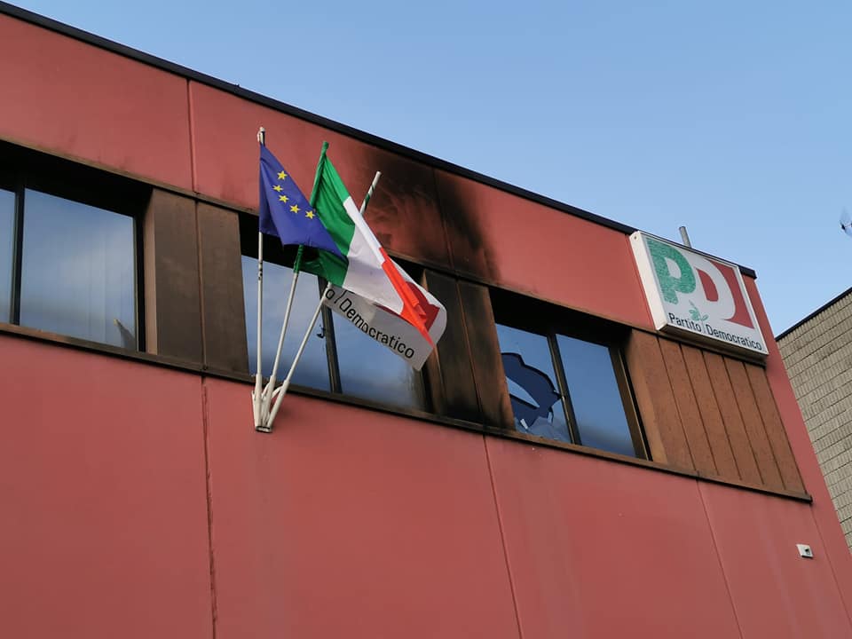 Bottiglia Molotov contro la sede del Pd Vicenza: condanna unanime per l’attentato