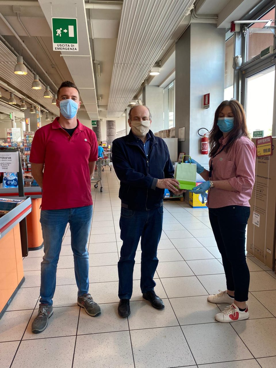 Dipendenti dell’Interspar donano alle famiglie bisognose 1000 euro in buoni spesa ricevuti dalla società