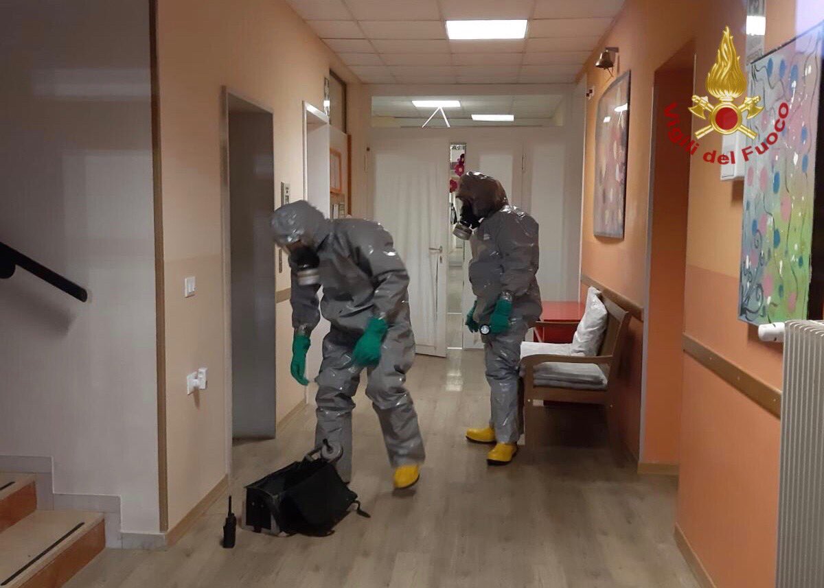 Bloccata in ascensore, liberata dai Vigili del fuoco con le speciali tute anti Coronavirus