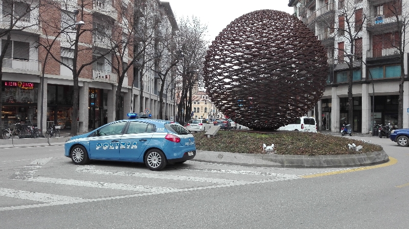 Vedono il posto di controllo, si danno alla fuga entrando contro senso in una via