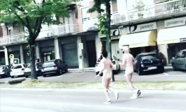 Corrono nudi in strada per emulare Blink 182 e Red Hot Chili Peppers