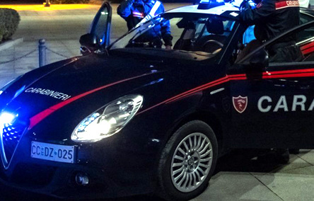 Barista nega altri alcolici a un ubriaco e lui si serve da solo: Carabinieri intervengono per sedare la lite