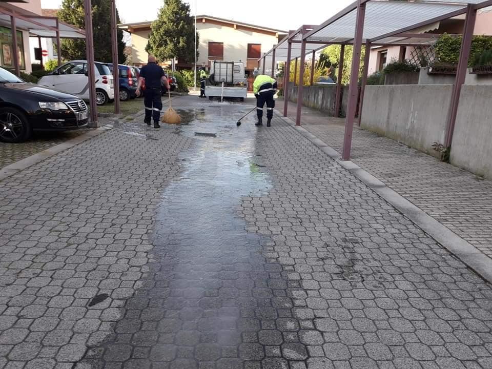 Incivili Montebelluna, strada usata come latrina: ripulita dalla Protezione civile