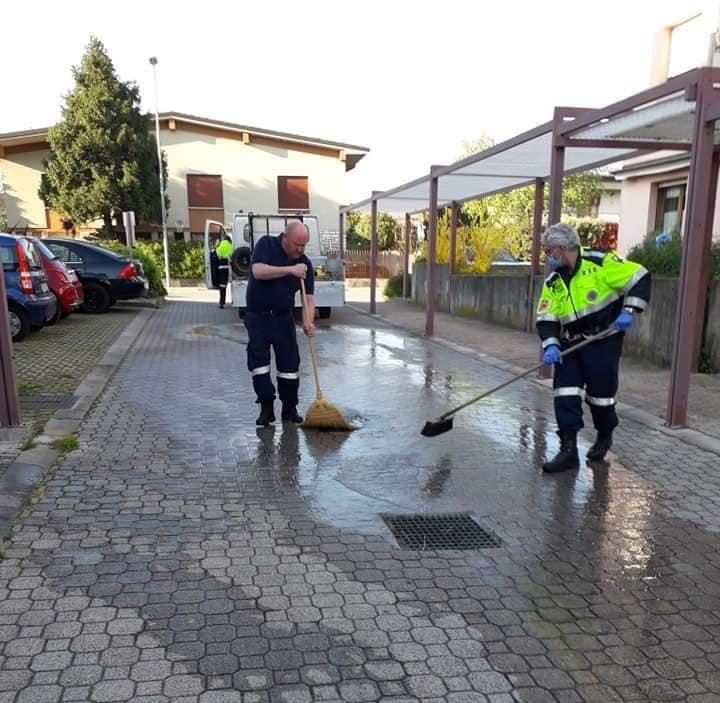 Incivili Montebelluna, strada usata come latrina: ripulita dalla Protezione civile