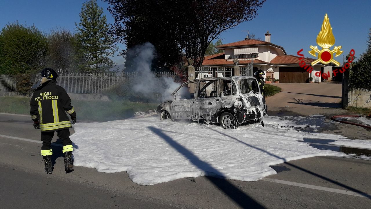 Incendio auto stamattina a Trevignano: nessun ferito