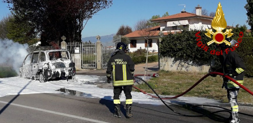 Incendio auto stamattina a Trevignano: nessun ferito