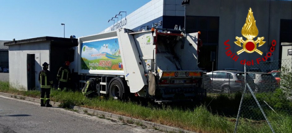 Incidente Oderzo, camion delle nettezza urbana si schianta contro cabina elettrica