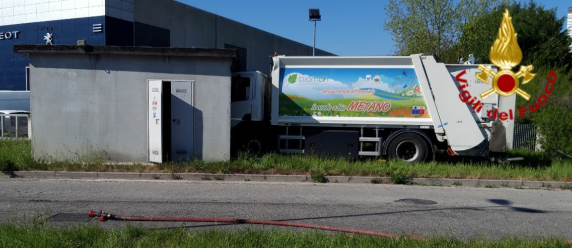 Incidente Oderzo, camion delle nettezza urbana si schianta contro cabina elettrica