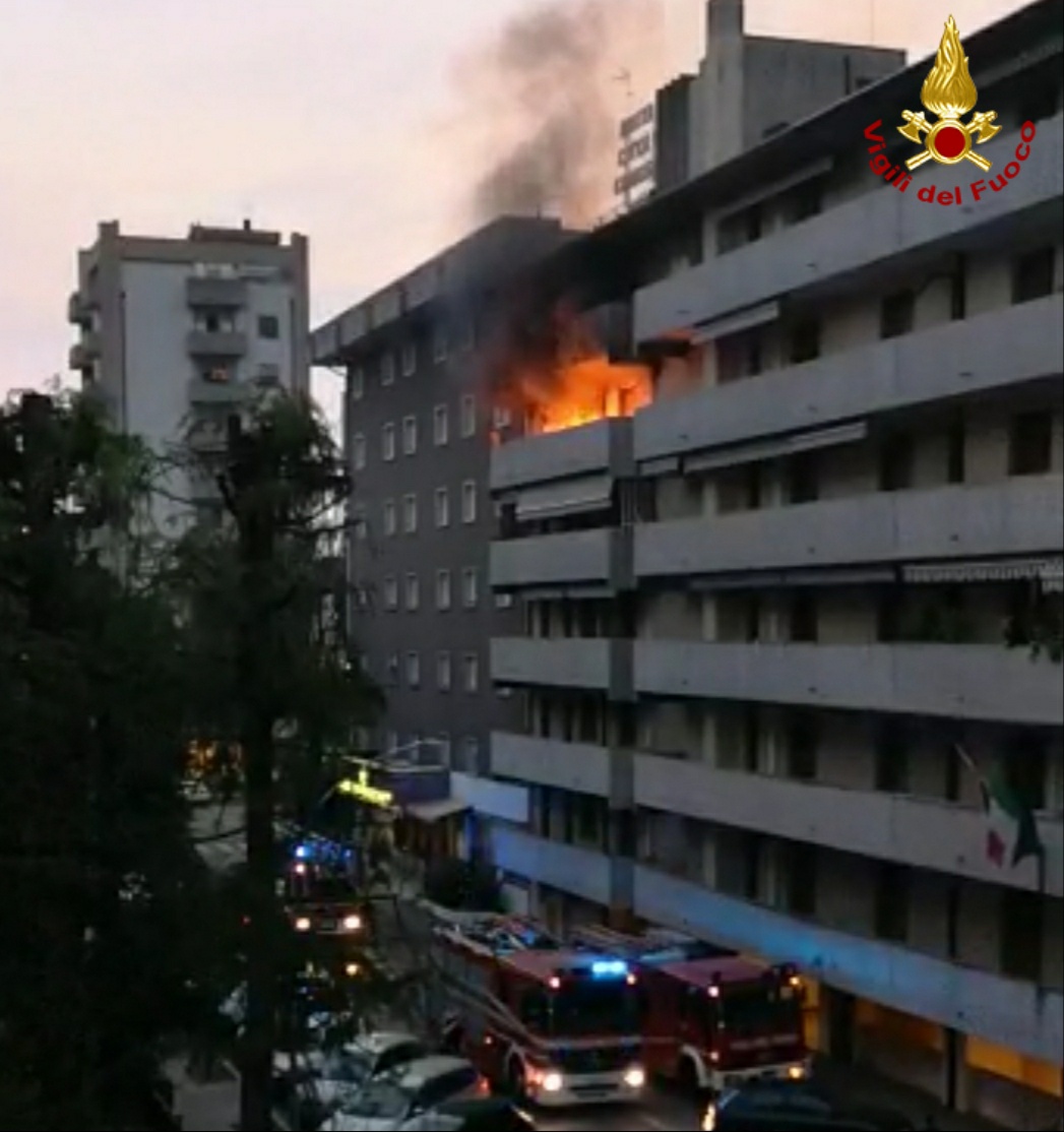 Incendio Conegliano, terrazza va a fuoco: paura in centro