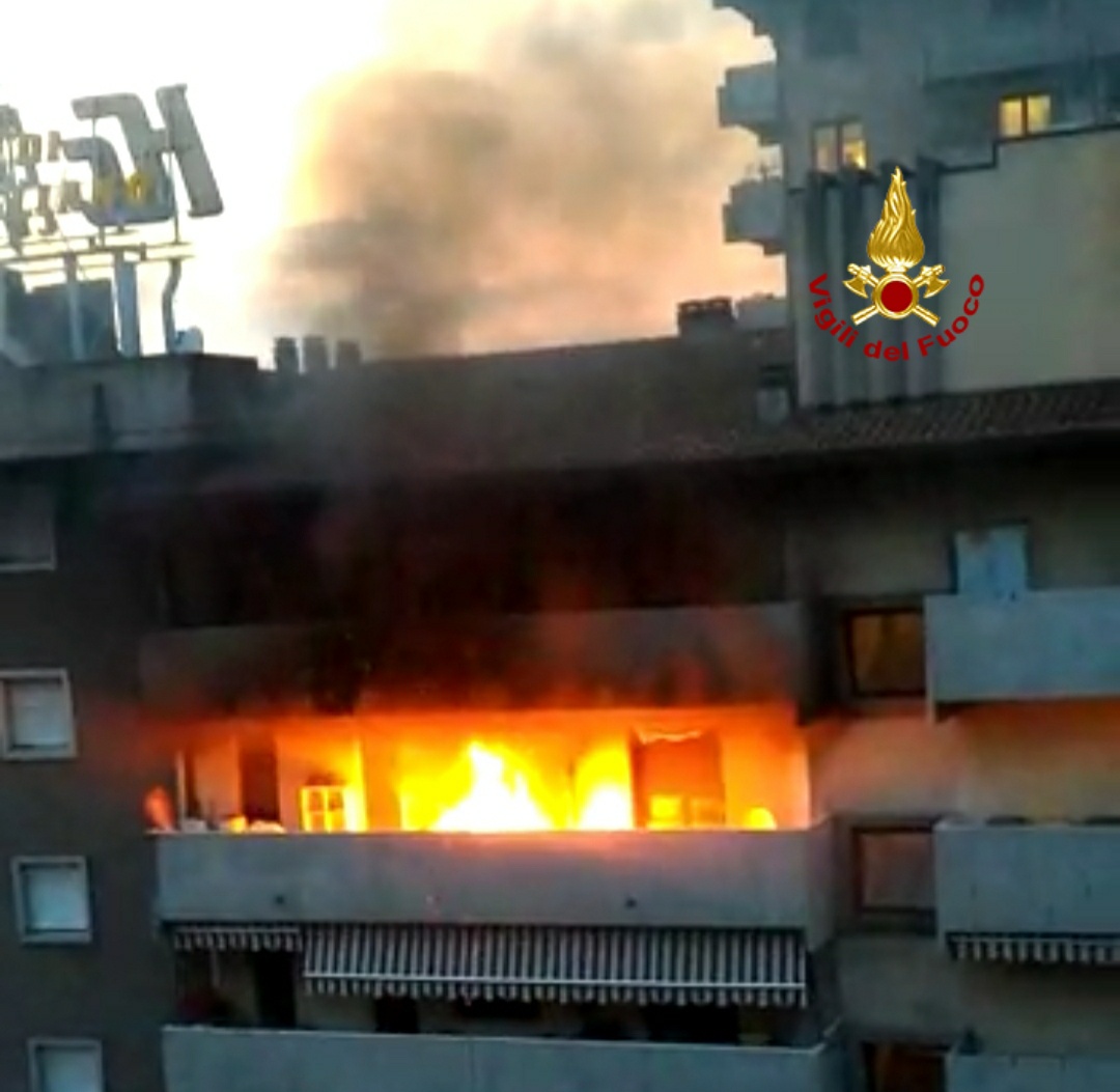 Incendio Conegliano, terrazza va a fuoco: paura in centro