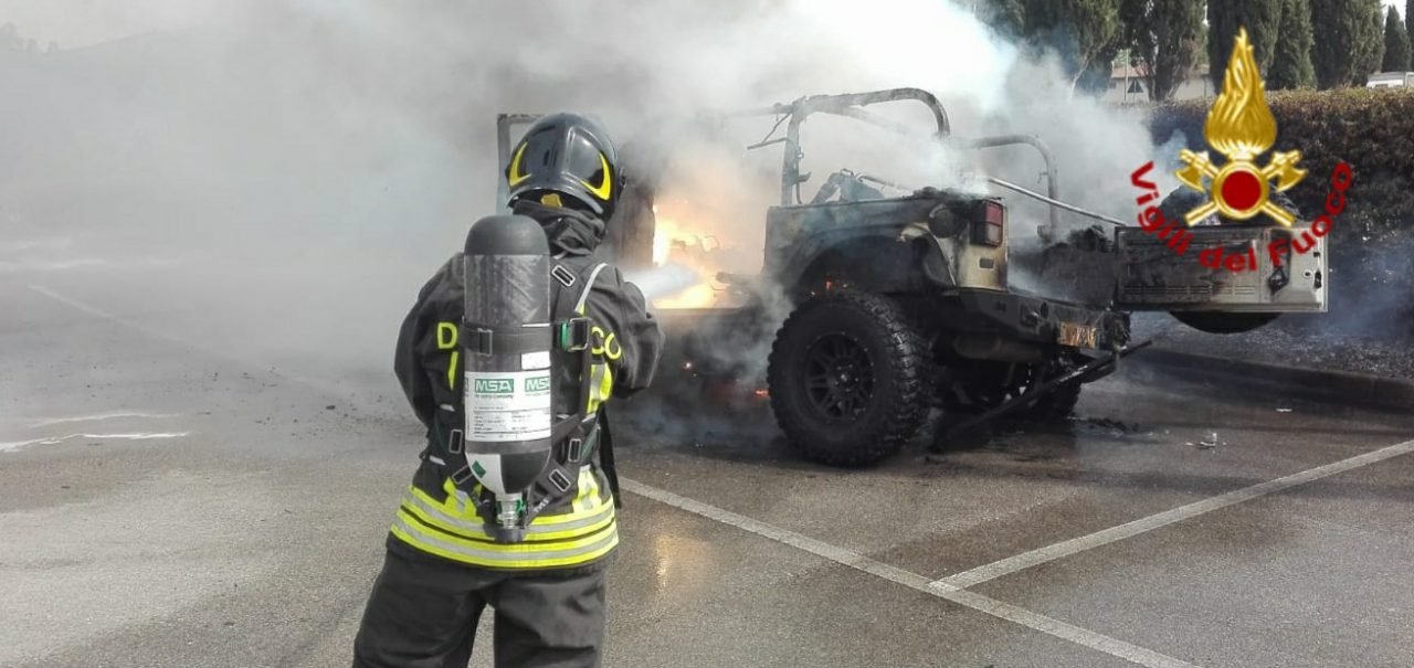 Fuoristrada in fiamme oggi pomeriggio a Motta di Livenza