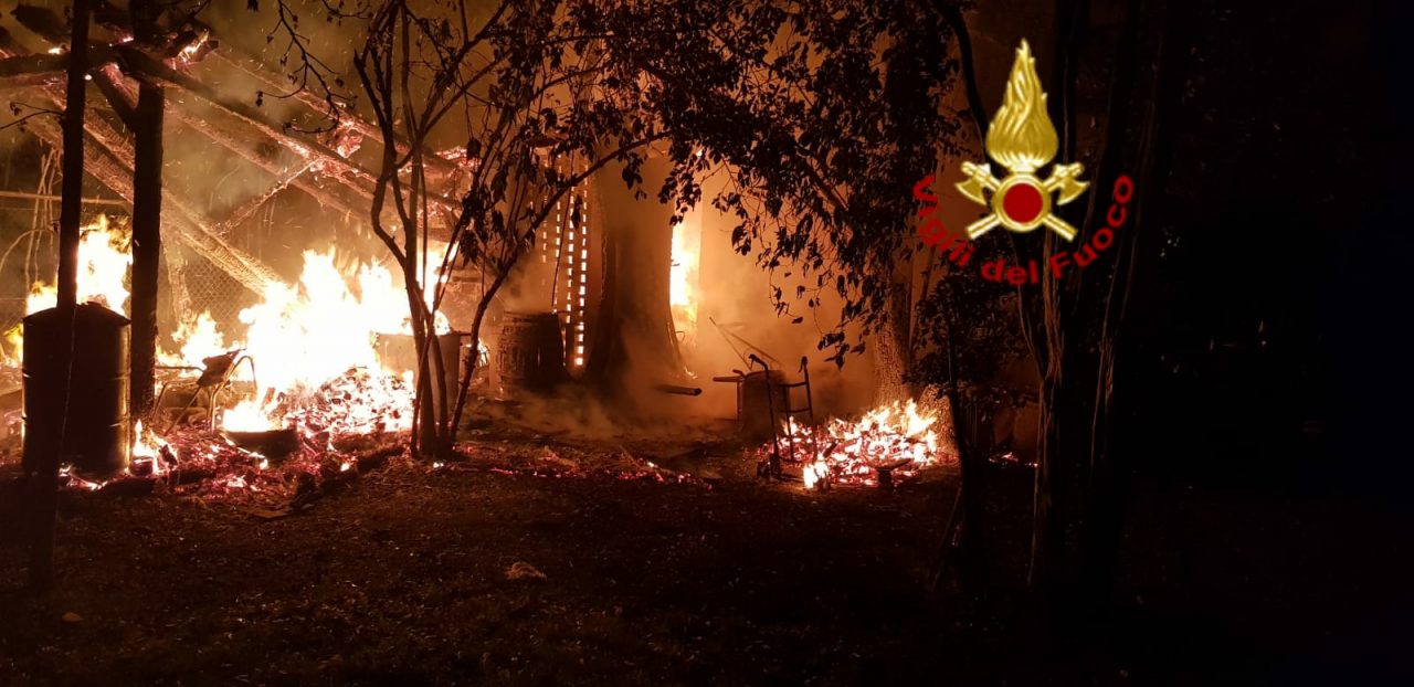 Incendio Treviso, ricovero degli attrezzi in fiamme nella notte
