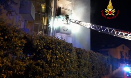 Incendio a Jesolo nella notte: un morto e 30 persone evacuate