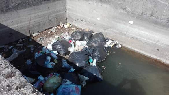 Musano di Trevignano, sacchi neri di rifiuti nel canale: residenti esasperati – FOTO