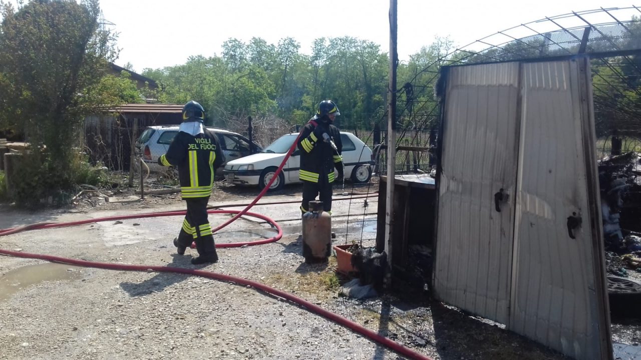 Incendio Castelfranco, bruciano sterpaglie ma prende fuoco la baracca: intervengono i Vigili del fuoco