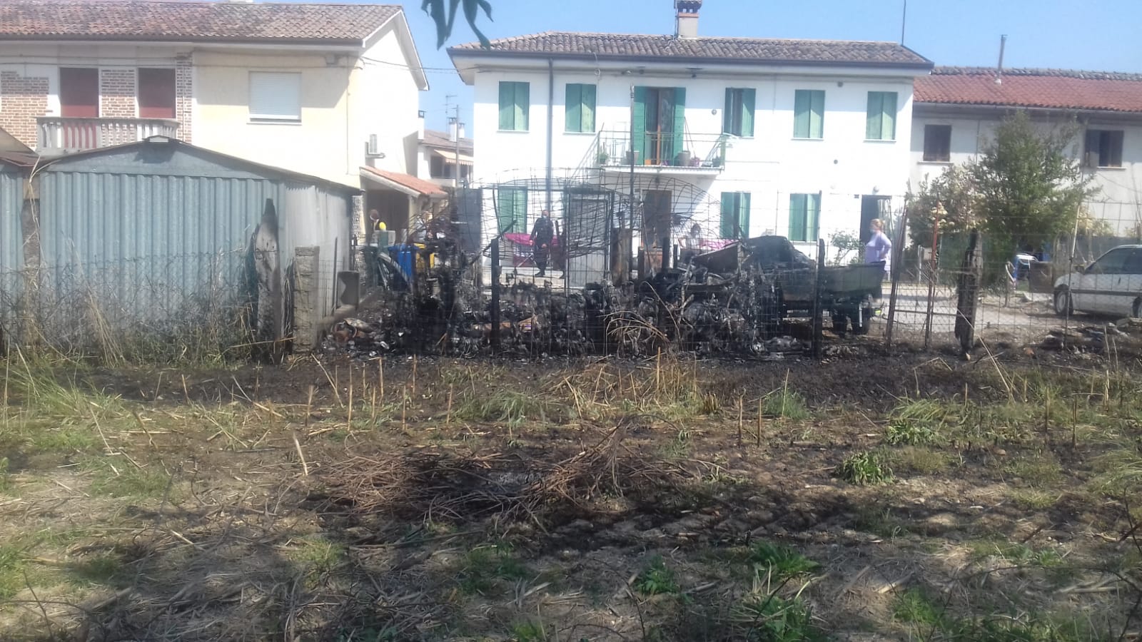 Rogo intorno alle 14 in via San Giorgio. Le fiamme, complice il vento, hanno interessato anche l'adiacente baracca. Nessun ferito.