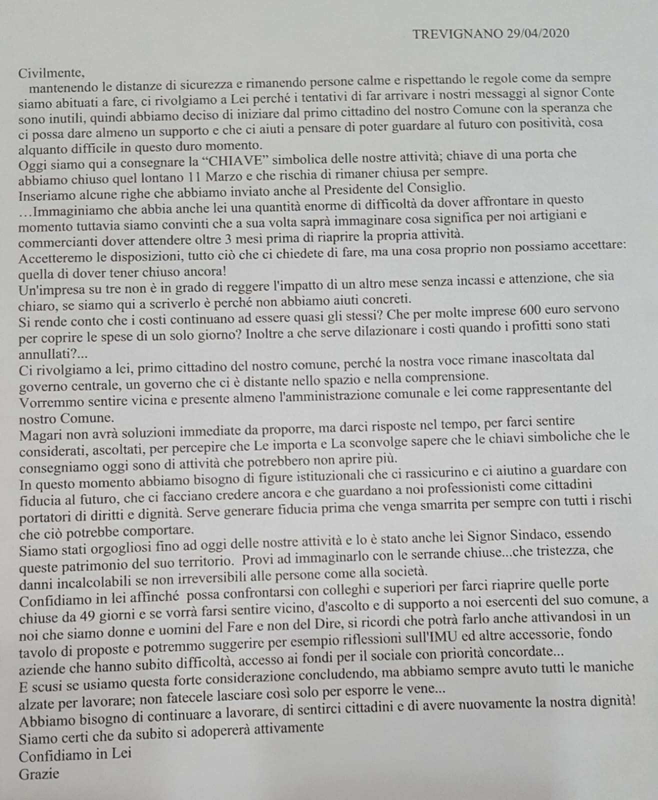 L'appuntamento stamattina davanti al Municipio. Sono Laura Martignago, storica parrucchiera di Musano di Trevignano, e molte sue colleghe che hanno l’attività nei vicini comuni.