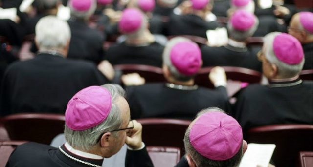 "Libertà di culto compromessa": messe ancora a porte chiuse, insorgono i Vescovi