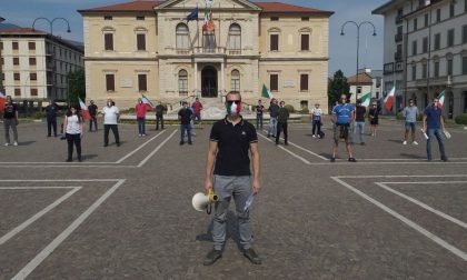 Mascherine tricolori di nuovo in piazza a Vittorio Veneto contro il Governo