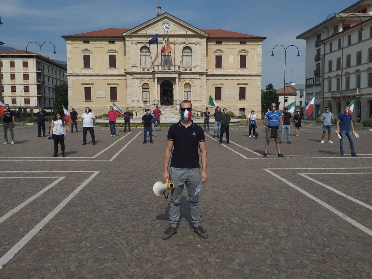 Mascherine tricolori di nuovo in piazza a Vittorio Veneto contro il Governo