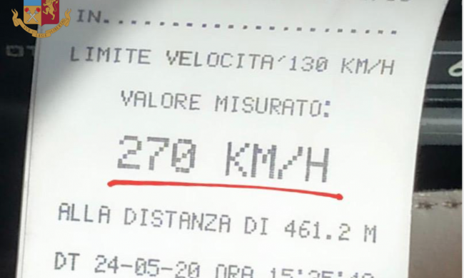 In autostrada a 270 chilometri orari con la Porsche: patente ritirata a un 38enne