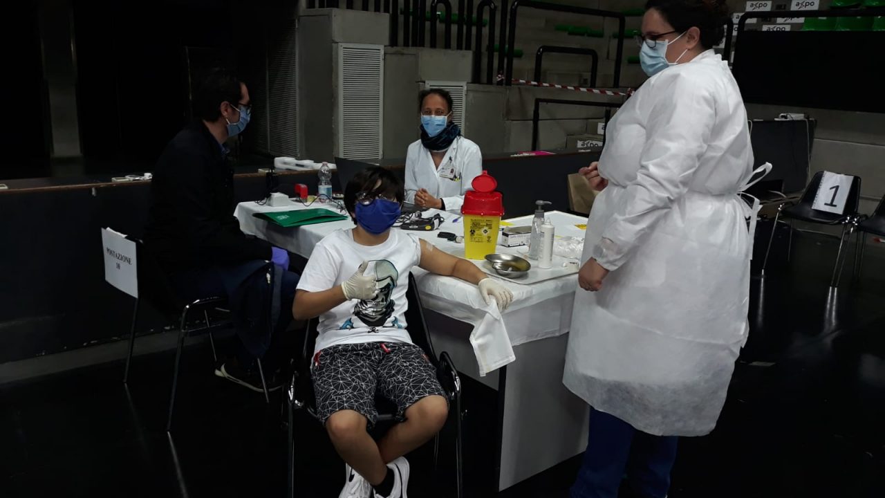 Maxi operazione vaccinale nei palasport della Marca: coinvolti 15mila ragazzi – FOTO