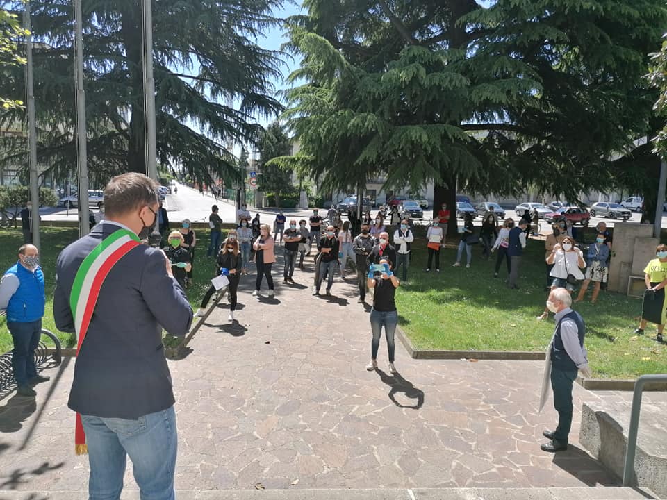 Manifestazione commercianti Cornuda, arrivano i carabinieri. Il sindaco: “Zittito e intimidito”