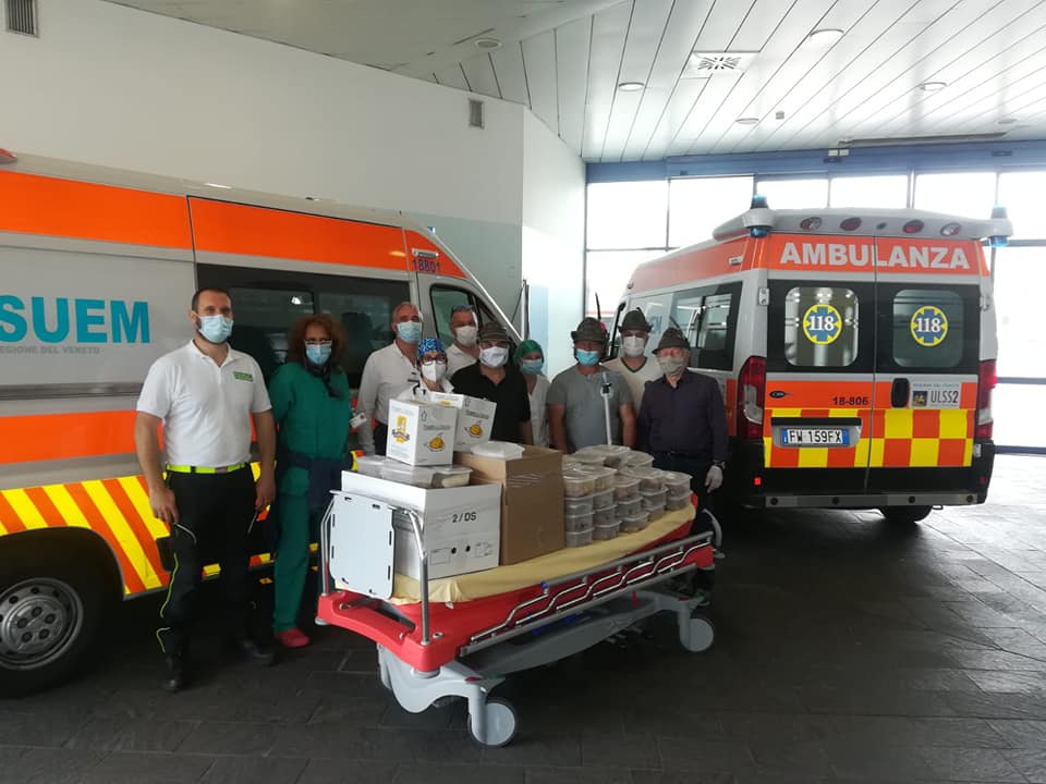 Gruppo Alpini Montebelluna, mega spiedo per ringraziare gli operatori sanitari – GALLERY
