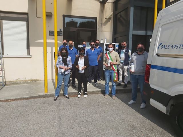 Arriva anche a Cornuda il distributore automatico di mascherine, gel e guanti
