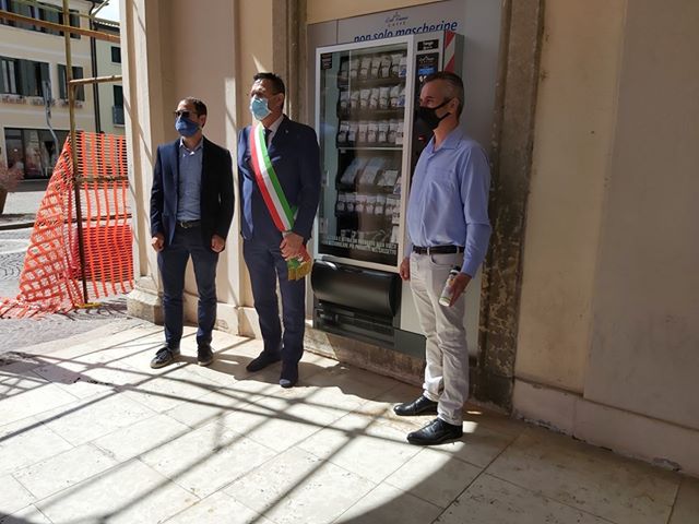 Distributore mascherine Castelfranco: ecco l'inaugurazione - FOTO