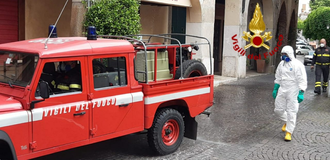 Sanificate le vie del centro di Asolo importante azione dei Vigili del Fuoco