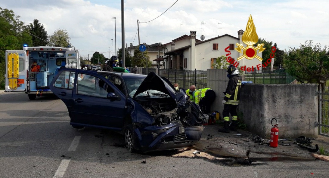 Incidente Giavera del Montello, fuori strada con l’auto: un ferito grave