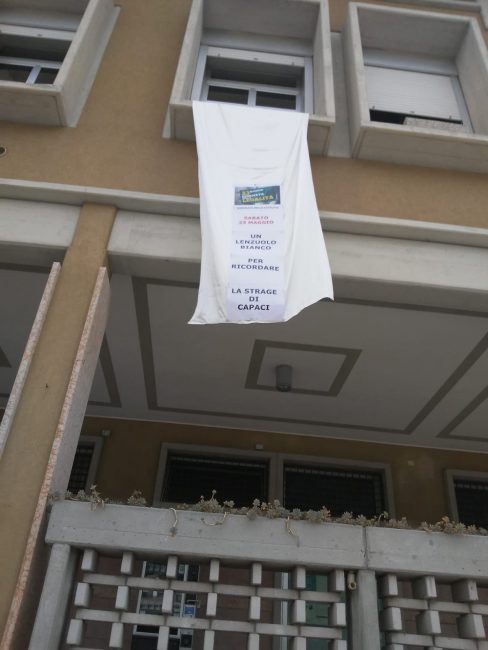 Strage di Capaci, esposto lenzuolo bianco dal balcone del Municipio di Pederobba