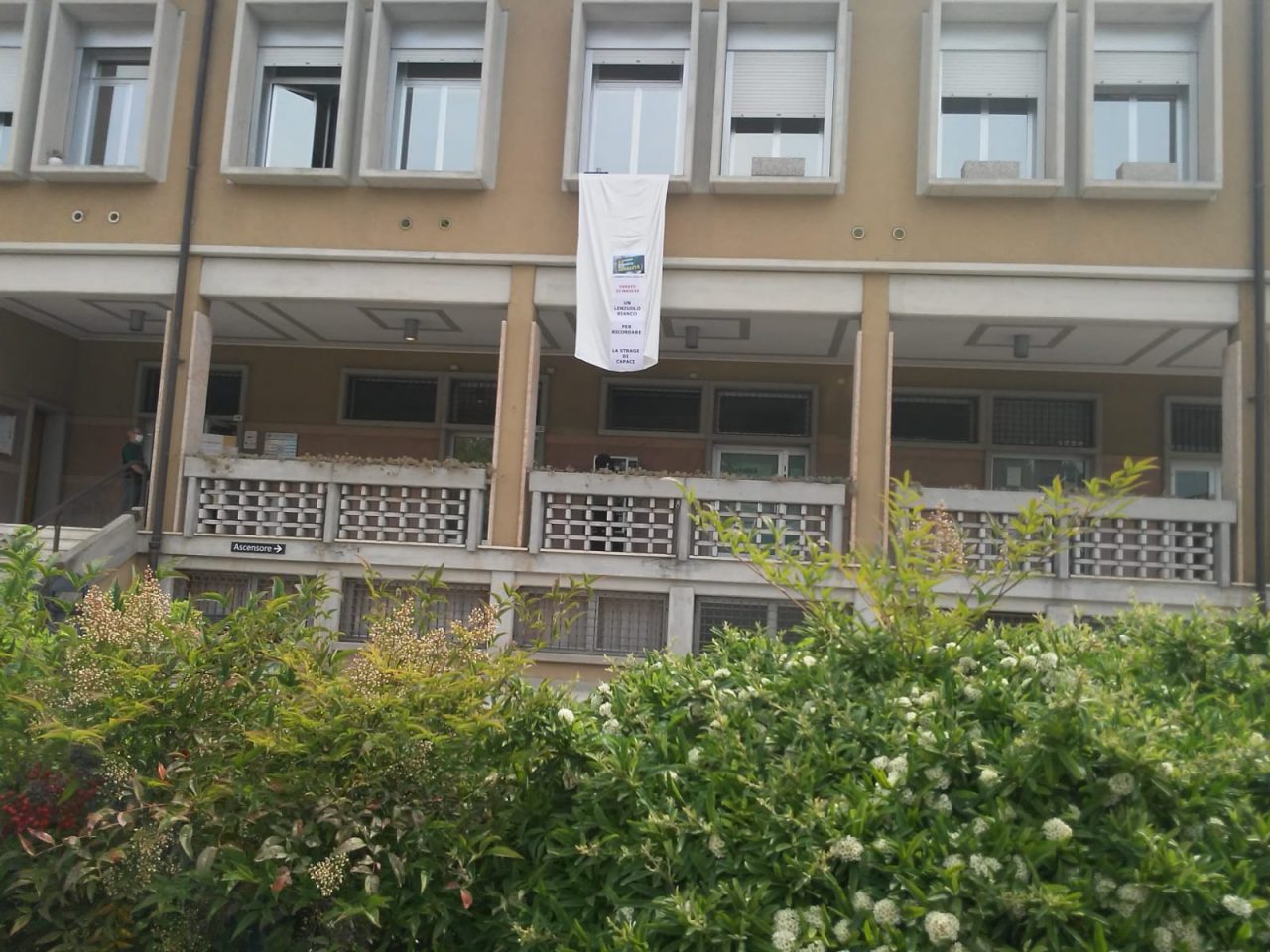 Strage di Capaci, esposto lenzuolo bianco dal balcone del Municipio di Pederobba