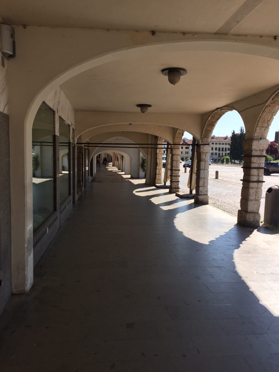 Riaperture Castelfranco: Contarina ripulisce i portici del centro