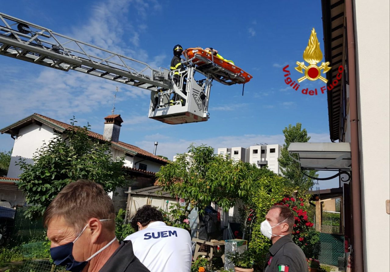 Femore rotto, la signora non può uscire: arrivano i Vigili del fuoco con l’autoscala