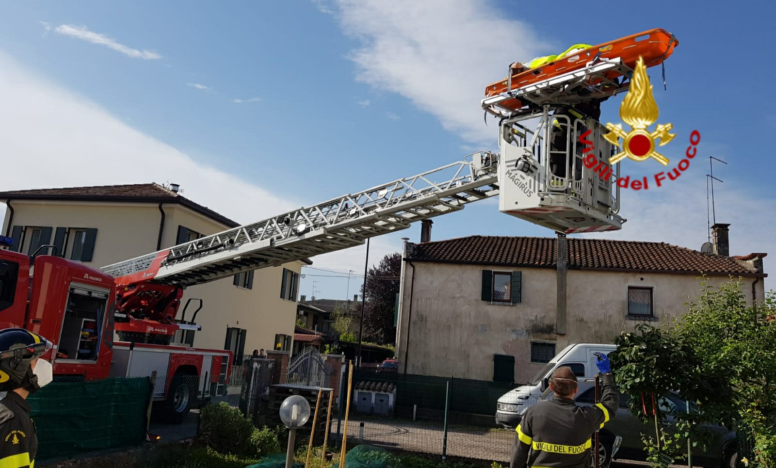 Femore rotto, la signora non può uscire: arrivano i Vigili del fuoco con l'autoscala