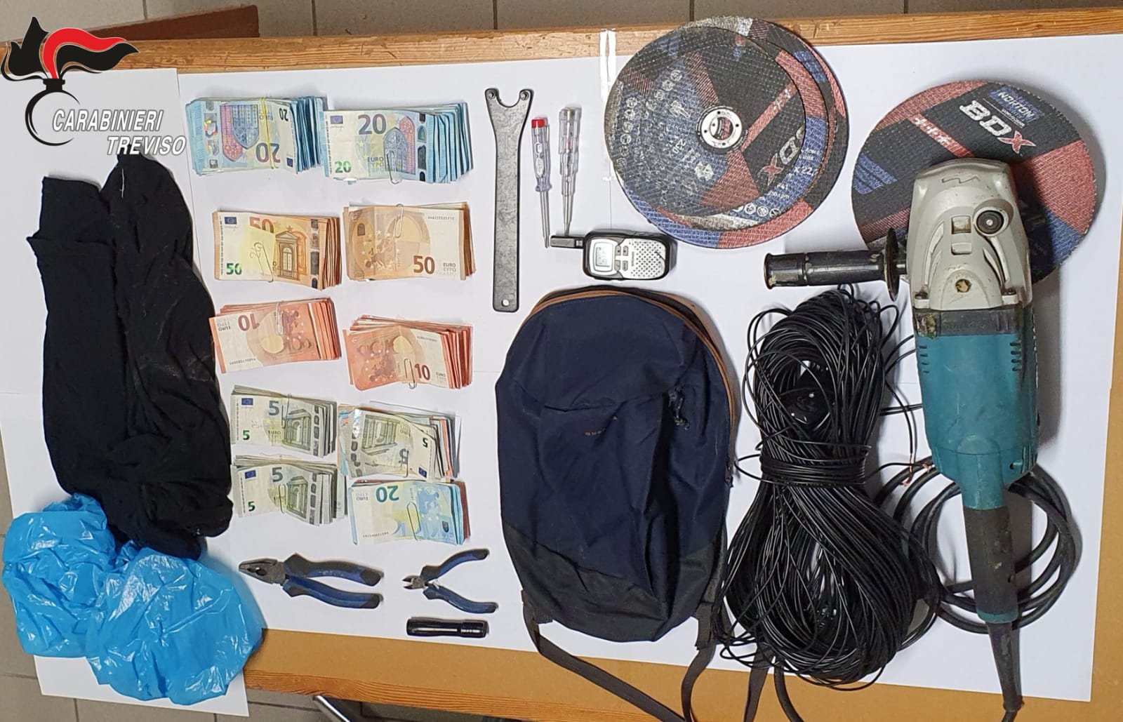 Ruba l'incasso del distributore e scappa coi soldi nei campi: 32enne arrestato a Motta
