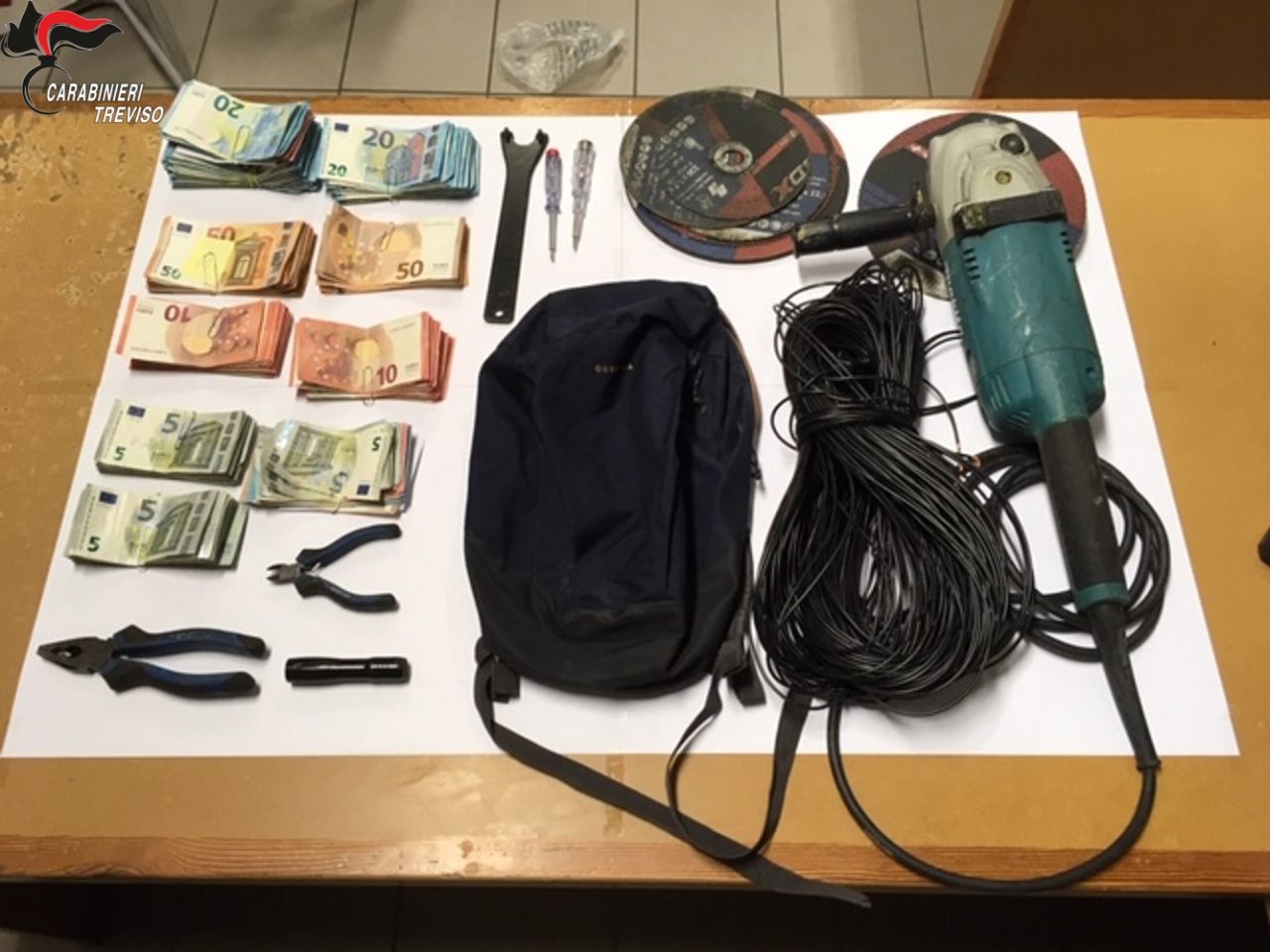 Ruba l’incasso del distributore e scappa coi soldi nei campi: 32enne arrestato a Motta