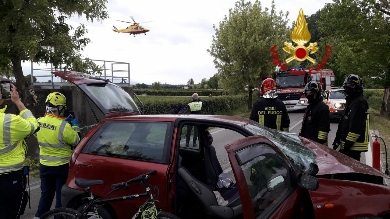 Perde il controllo dell’auto e si schianta contro un platano: in ospedale