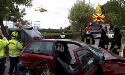 Perde il controllo dell'auto e si schianta contro un platano: in ospedale