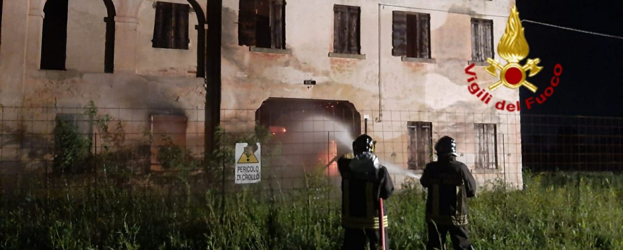 Incendio Istrana nella notte, vecchio rudere pericolante a fuoco