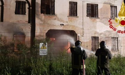 Incendio Istrana nella notte, vecchio rudere pericolante a fuoco