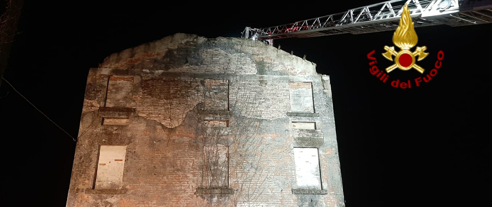 Incendio Istrana nella notte, vecchio rudere pericolante a fuoco