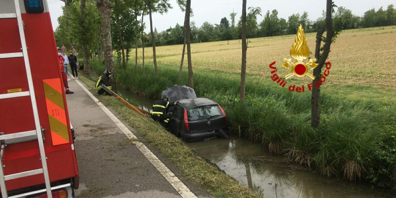 Fuori strada a Preganziol, auto nel canale: donna salvata dai Vigili del fuoco