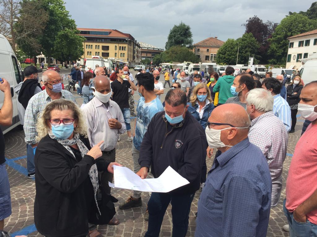 Nuovo mercato Castelfranco, clamorosa protesta degli ambulanti – VIDEO