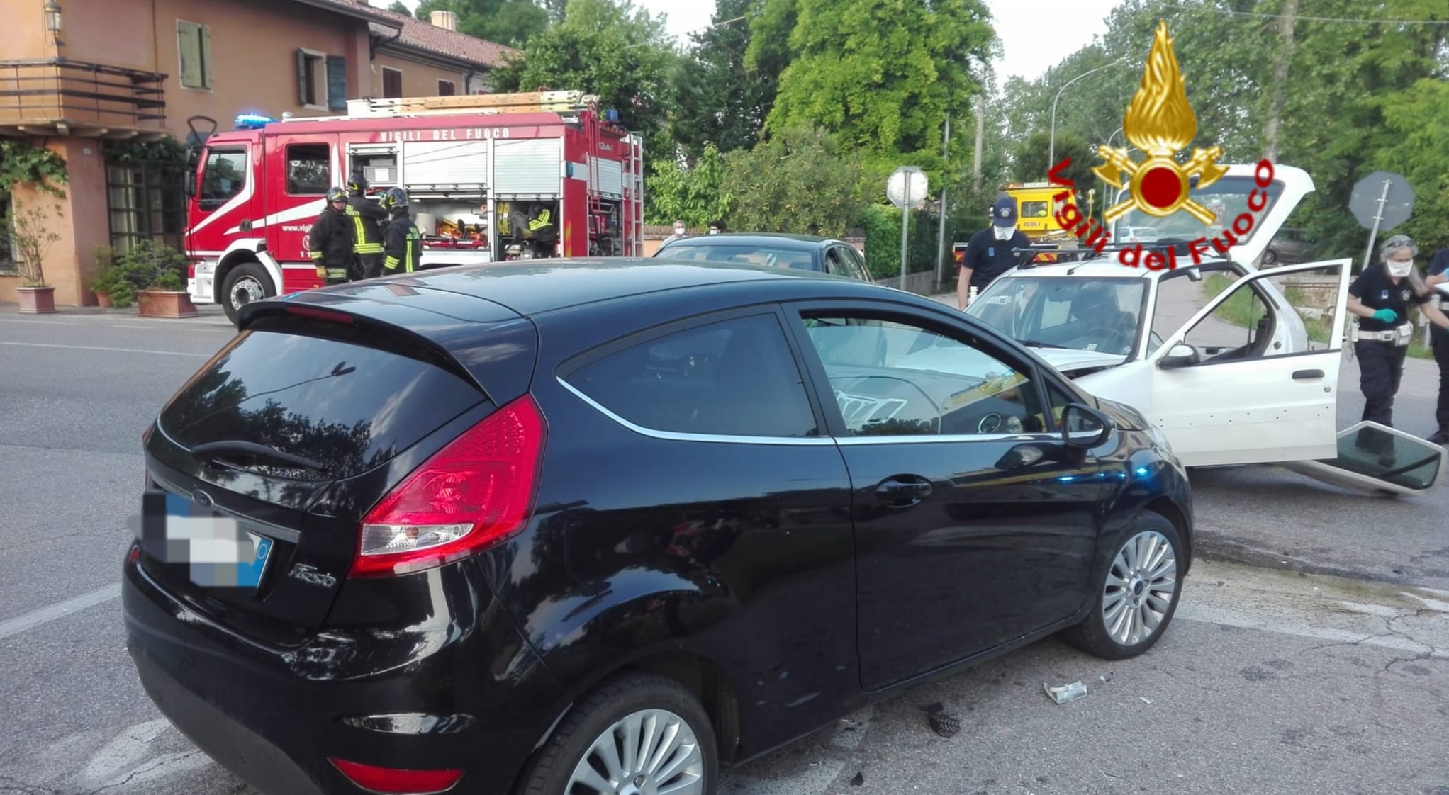 Incidente Monastier, tre auto coinvolte: conducente incastrato estratto dai Vigili del fuoco