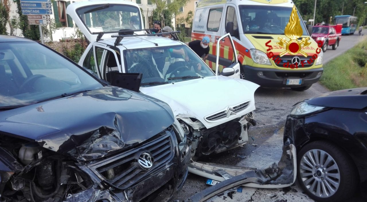 Incidente Monastier, tre auto coinvolte: conducente incastrato estratto dai Vigili del fuoco