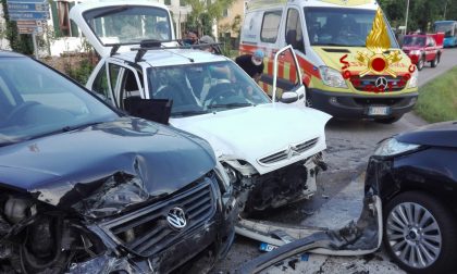 Incidente Monastier, tre auto coinvolte: conducente incastrato estratto dai Vigili del fuoco