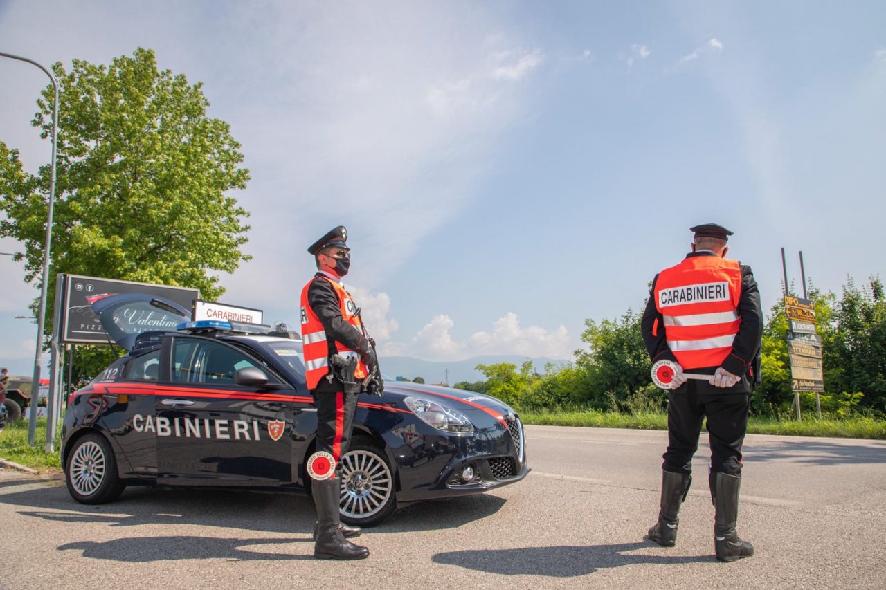 Esibisce una patente falsa, deferito passeggero di un’autovettura